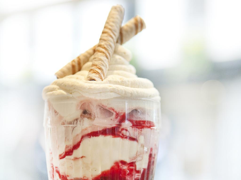 Hotel Montcalm Brewery Townhouse Londres Exterior foto The photo shows a delicious dessert in a clear glass dish. It features layers of creamy ice cream or whipped cream, swirled with a vibrant red fruit sauce. Topping the dessert are two rolled wafer sticks, adding a decorative touch. The overall presen