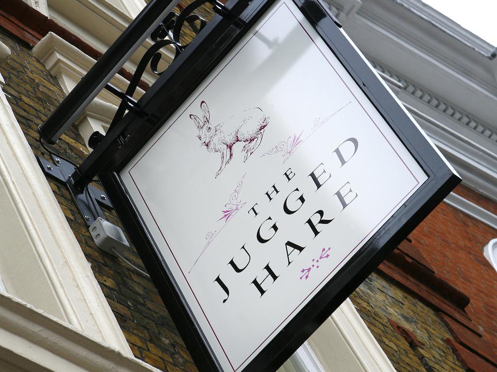 Hotel Montcalm Brewery Townhouse Londres Exterior foto The photo shows a hanging sign for a place called "The Jugged Hare." The design features an illustration of a hare, along with the name displayed prominently in bold letters. The overall aesthetic combines an elegant font with delicate floral accents